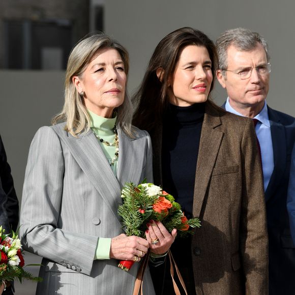 Charlotte Casiraghi a illuminé l'objectif des photographes grâce à un ensemble blazer pantalon.

Le prince Albert II de Monaco, la princesse Caroline de Hanovre, Charlotte Casiraghi et Mélanie-Antoinette de Massy inaugurent la médiathèque Caroline à Monaco, le 10 décembre 2025.
© Bruno Bebert / Bestimage