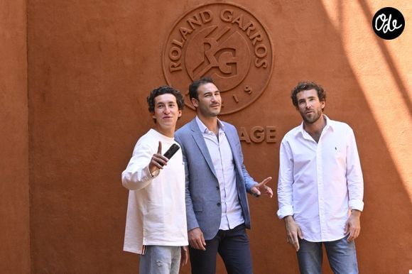 Raphaël Kretz, Valentin Kretz et Martin Kretz - La famille Kretz en tournage au village lors des Internationaux de France de tennis de Roland Garros 2024, à Paris, France, le 1er juin 2024. © Chryslene Caillaud/Panoramic/Bestimage