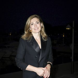 Exclusif - Julie Gayet en backstage de l'émission "C à vous" lors du 78ème Festival International du Film de Cannes le 19 mai 2025. © Jack Tribeca / Bestimage
