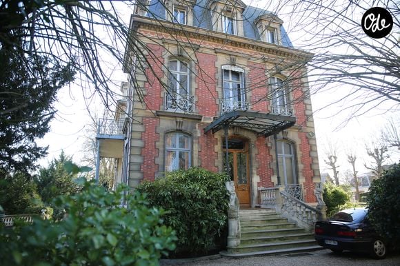 Un an et demi après son décès, ses trois filles ont récemment signé un compromis de vente.

Exclusif - Nouvelle perquisition dans la villa de Jean-Marie Le Pen au domaine de Montretout à Saint-Cloud le 16 février 2016.