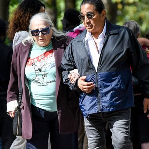 Josiane Balasko et son mari George Aguilar aux arrivées des obsèques de Catherine Ringer, la chanteuse des Rita Mitsouko, au cimetière de Montmartre, dans le 18ème arrondissement de Paris, France, le 19 septembre 2026. © Bestimage | 00770597