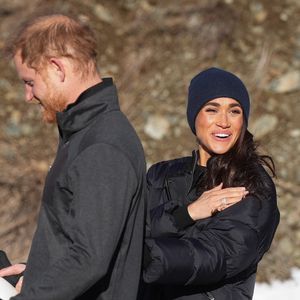Le 15 février 2024, le prince Harry et Meghan Markle, le duc et la duchesse de Sussex, marchent ensemble après que Harry ait glissé une deuxième fois sur la piste d'une luge de skeleton lors d'un camp d'entraînement des Invictus Games, à Whistler, en Colombie-Britannique

Credit Image : Â© Darryl Dyck/The Canadian Press via ZUMA Press