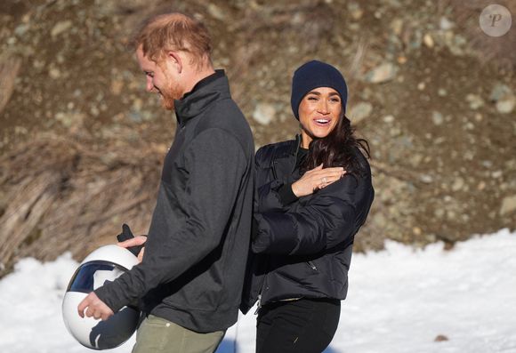 Le 15 février 2024, le prince Harry et Meghan Markle, le duc et la duchesse de Sussex, marchent ensemble après que Harry ait glissé une deuxième fois sur la piste d'une luge de skeleton lors d'un camp d'entraînement des Invictus Games, à Whistler, en Colombie-Britannique

Credit Image : Â© Darryl Dyck/The Canadian Press via ZUMA Press