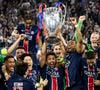 Le 31 mai dernier, le PSG a soulevé la coupe aux grandes oreilles 32 ans après l'OM
Marquinhos soulève la coupe aux grandes oreilles avec ses coéquipiers - Le PSG remporte la Ligue Des Champions 2025, pour la première fois de son histoire, face à l'Inter Milan (5-0) à l'Allianz Arena de Munich, le 31 mai 2025. © Cyril Moreau/Bestimage