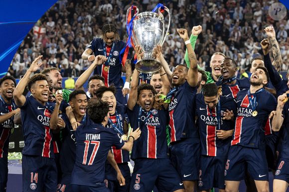 Le 31 mai dernier, le PSG a soulevé la coupe aux grandes oreilles 32 ans après l'OM
Marquinhos soulève la coupe aux grandes oreilles avec ses coéquipiers - Le PSG remporte la Ligue Des Champions 2025, pour la première fois de son histoire, face à l'Inter Milan (5-0) à l'Allianz Arena de Munich, le 31 mai 2025. © Cyril Moreau/Bestimage