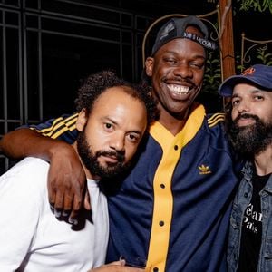 Dans son parcours, il a été aidé par Fabrice Eboué.
Fabrice Eboué, Jean-Pascal Zadi à Paris, le 18 juin 2023. ©Bestimage