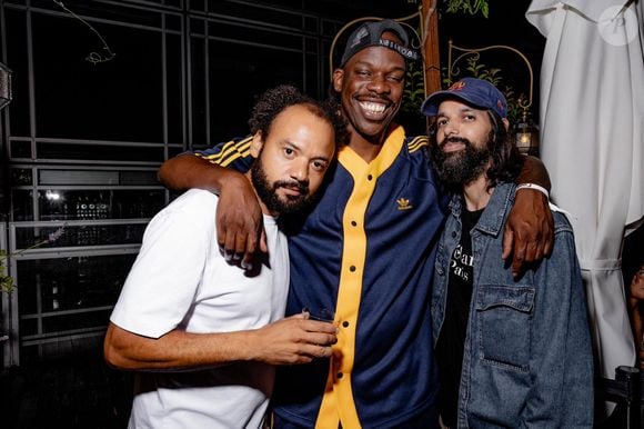 Dans son parcours, il a été aidé par Fabrice Eboué.

Fabrice Eboué, Jean-Pascal Zadi à Paris, le 18 juin 2023. ©Bestimage