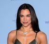 La chanteuse britannique vantait notamment les saveurs des Baléares et la célèbre Gilda servie par l'établissement. 

Dua Lipa au photocall de la soirée Nespresso X Dua Lipa sur la plage Nespresso lors du 79ème Festival International du Film de Cannes, France, le 15 mai 2026. © Lionel Urman/Bestimage
