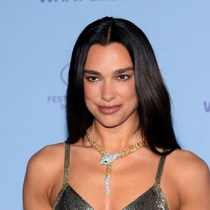La chanteuse britannique vantait notamment les saveurs des Baléares et la célèbre Gilda servie par l'établissement.
Dua Lipa au photocall de la soirée Nespresso X Dua Lipa sur la plage Nespresso lors du 79ème Festival International du Film de Cannes, France, le 15 mai 2026. © Lionel Urman/Bestimage