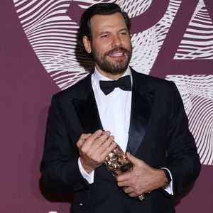 Laurent Lafitte (montre Jaeger-LeCoultre) (Meilleur acteur dans La Femme la plus riche du monde) au photocall du dîner de la 51ème cérémonie des César au Fouquet's à Paris, France, le 27 février 2026. © Denis Guignebourg/Bestimage