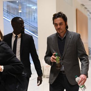 Alain-Fabien Delon et son avocate Florence Watrin arrivent au tribunal correctionnel de Paris pour avoir enregistré et diffusé avec son frère Anthony Delon une conversation de leur sœur, Anouchka, avec leur père, le 5 janvier 2024, à l'époque où les désaccords de la fratrie concernant la santé d'Alain Delon, à Paris, France, le 17 mars 2026. Anthony Delon et Anouchka sont absents. © Clément Prioli/Bestimage