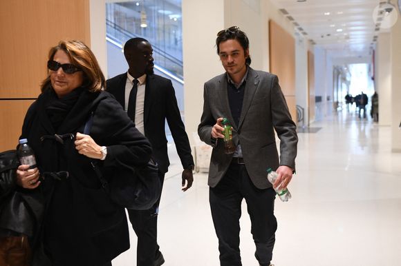 Alain-Fabien Delon et son avocate Florence Watrin arrivent au tribunal correctionnel de Paris pour avoir enregistré et diffusé avec son frère Anthony Delon une conversation de leur sœur, Anouchka, avec leur père, le 5 janvier 2024, à l'époque où les désaccords de la fratrie concernant la santé d'Alain Delon, à Paris, France, le 17 mars 2026. Anthony Delon et Anouchka sont absents. © Clément Prioli/Bestimage