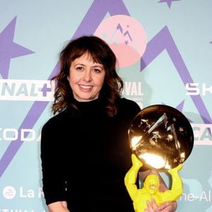 Valérie Bonneton reçoit le Prix Isére dans le cadre du 27éme Festival International du Film de Comédie de l'Alpe d'Huez le 18 Janvier 2024. © Dominique Jacovides/Bestimage