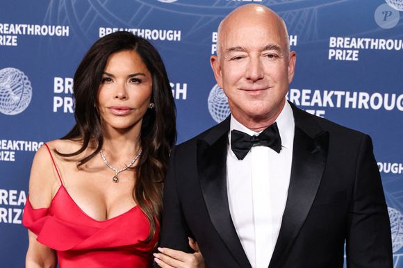 Pour l’heure, Jeff Bezos et Lauren Sanchez profitent

Lauren Sanchez et son petit ami/l'entrepreneur américain, magnat des affaires, fondateur et président exécutif d'Amazon Jeff Bezos arrivent à la 11e cérémonie annuelle du Breakthrough Prize qui s'est tenue au Barker Hangar à Santa Monica, Los Angeles, Californie, États-Unis. Photo par Xavier Collin/Image Press Agency/ABACAPRESS.COM