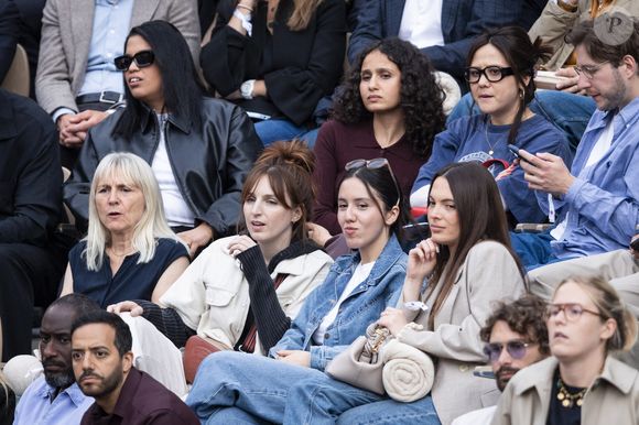 Melha Bedia, Amamra Oulaya, Laura Felpin, Alison Wheeler dans les tribunes lors de la session du soir des Internationaux de France de Tennis de Roland Garros 2025, à Paris, France, le 4 juin 2025. © Jacovides-Moreau/Bestimage