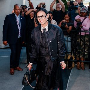 Demi Moore assiste au défilé Thom Browne, dans le cadre de la collection prêt-à-porter (RTW) printemps/été 2027, organisé au The Shed, à Hudson Yards, à New York.