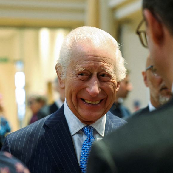 Mais pourquoi Charles III n'a-t-il franchi la Manche, pour assister à la réouverture de la cathédrale Notre-Dame de Paris ? Selon le Daily Beast, un ami du couple royal aurait confié que le roi et la reine ont tout simplement voulu "préserver leur santé, à l'approche de Noël".
Le roi Charles III lors d'une visite à l'église St Peter's à Notting Hill, Londres, pour rencontrer et remercier le personnel, les travailleurs humanitaires et les bénévoles du DEC, le mercredi 4 décembre 2024.