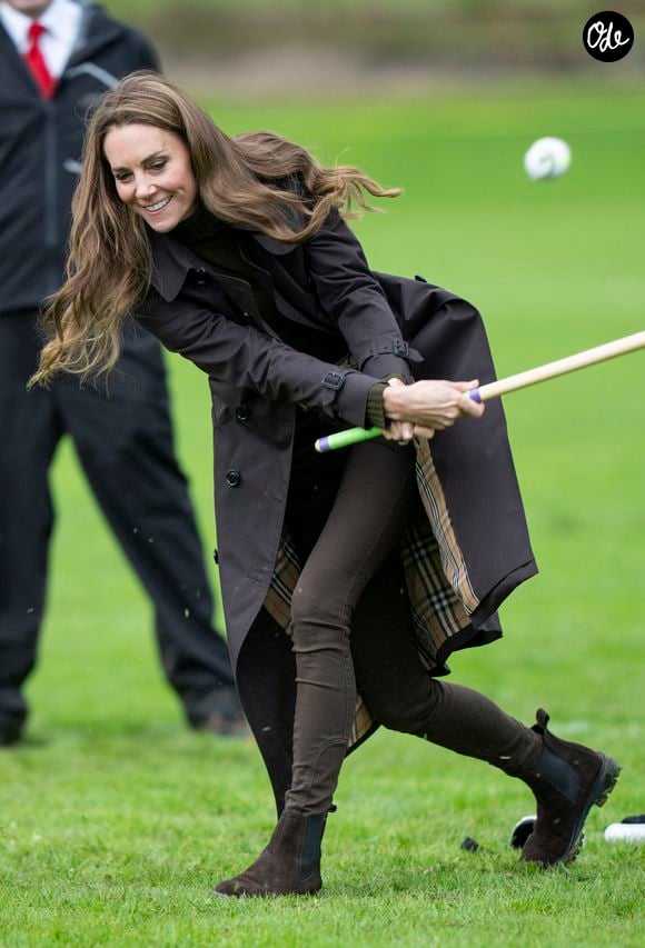Le couple s'est d'abord arrêté au Bute Shinty Club, où on leur a présenté ce sport traditionnel écossais.

17 Septembre 2026. Prince William et Kate Middleton en visite sur l'île de Bute en Écosse. © GoffPhotos/Bestimage