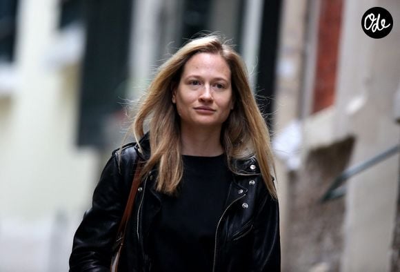 Consuelo Remmert quitte le domicile de Carla Bruni-Sarkozy et Nicolas Sarkozy, juste avant son intervention sur le plateau de France Télévisions, à Paris
