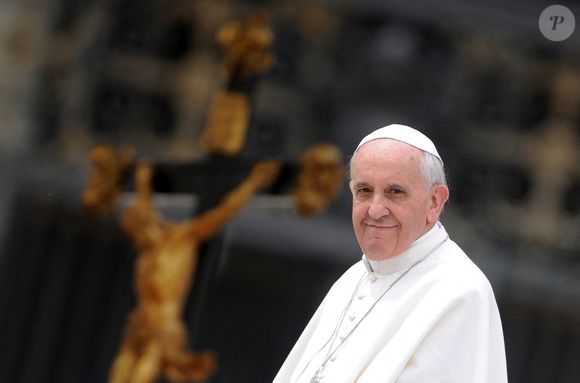 Le même document indique que "le décès a été constaté par enregistrement électrocardiogramme-thérapeutique".

Jorge Mario Bergoglio, plus connu sous son nom de règne, François, est mort ce lundi 21 avril à 88 ans. Né en 1936 à Buenos Aires en Argentine, Jorge Mario Bergoglio était le premier pape non-européen depuis le VIIIe siècle.

Photo : Backgrid UK/ Bestimage