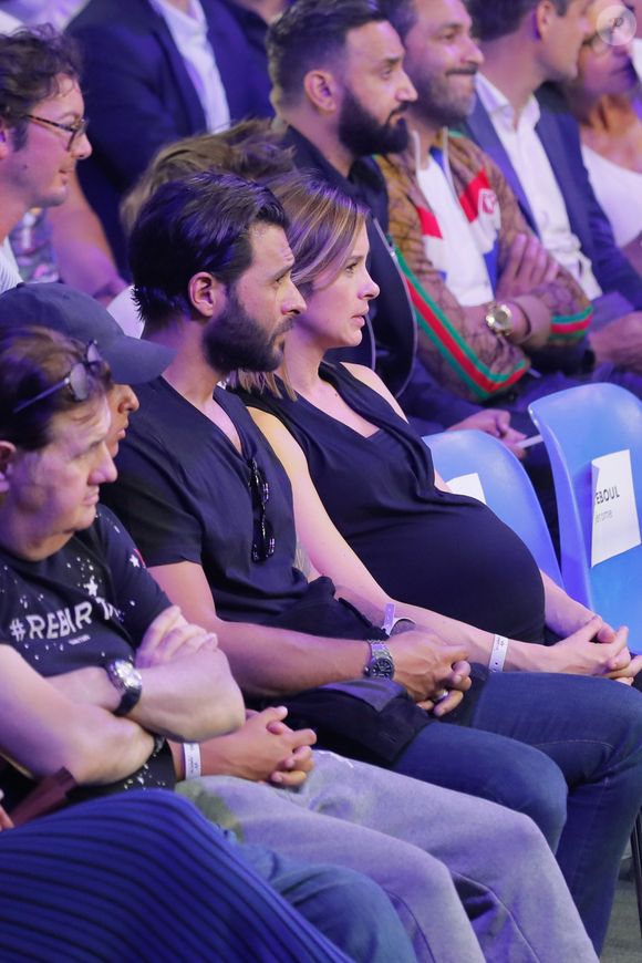 comme ce resto entre amis où l'artiste surnommé Yodelice apparaît en photo, tout sourire

Maxim Nucci (Yodelice)  et sa compagne enceinte Isabelle Ithurburu - Maxim Nucci (Yodelice)  et sa compagne enceinte Isabelle Ithurburu assistent au match de boxe de Tony Yoka au palais des sports de Paris, le 23 juin 2018 © Veeren-CVS/Bestimage
