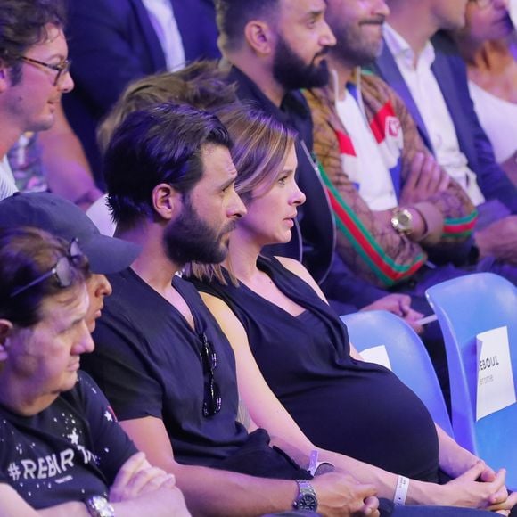 comme ce resto entre amis où l'artiste surnommé Yodelice apparaît en photo, tout sourire

Maxim Nucci (Yodelice)  et sa compagne enceinte Isabelle Ithurburu - Maxim Nucci (Yodelice)  et sa compagne enceinte Isabelle Ithurburu assistent au match de boxe de Tony Yoka au palais des sports de Paris, le 23 juin 2018 © Veeren-CVS/Bestimage