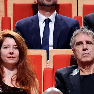 Julien Clerc et sa compagne Hélène Grémillon pendant la cérémonie de remise du prix lumière à I.Huppert lors de la 16ème édition du Festival Lumière à l'Amphithéâtre - Centre de Congrès à Lyon, France, le 18 octobre 2024. © Dominique Jacovides/Bestimage