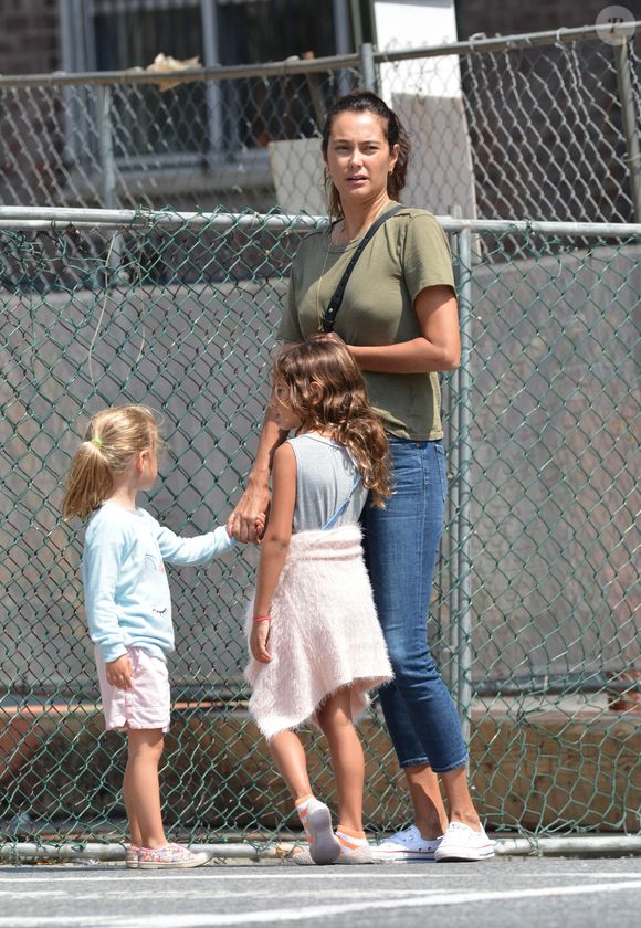 Exclusif - Bruce Willis avec sa femme Emma Heming Willis et leurs filles Evelyn et Mabel se promènent à New York le 26 août 2018. (The ImageDirect / Bestimage).