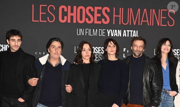 Ben Attal, Yvan Attal, Suzanne Jouannet (habillée en Céline), Judith Chemla, Mathieu Kassovitz et Charlotte Gainsbourg - Avant-première du film "Les Choses Humaines" au cinéma UGC Normandie à Paris le 23 novembre 2021. © Coadic Guirec/Bestimage