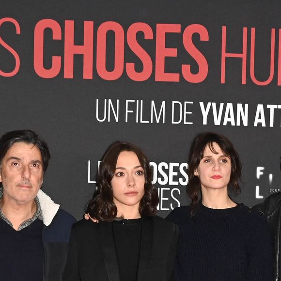 Ben Attal, Yvan Attal, Suzanne Jouannet (habillée en Céline), Judith Chemla, Mathieu Kassovitz et Charlotte Gainsbourg - Avant-première du film "Les Choses Humaines" au cinéma UGC Normandie à Paris le 23 novembre 2021. © Coadic Guirec/Bestimage