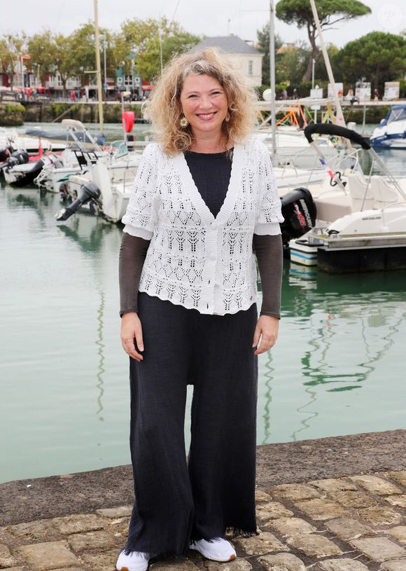 La série aborde aussi des thèmes plus personnels comme la ménopause, les rondeurs ou la chirurgie esthétique.

Cécile Bois - Photocall du film "Signalements" lors de la 26ème Edition du Festival de la Fiction de La Rochelle. Le 11 septembre 2024
© Patrick Bernard / Bestimage