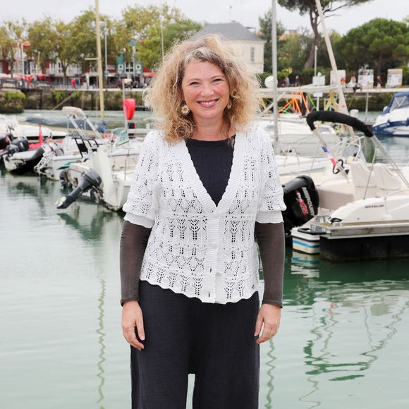 La série aborde aussi des thèmes plus personnels comme la ménopause, les rondeurs ou la chirurgie esthétique.

Cécile Bois - Photocall du film "Signalements" lors de la 26ème Edition du Festival de la Fiction de La Rochelle. Le 11 septembre 2024
© Patrick Bernard / Bestimage