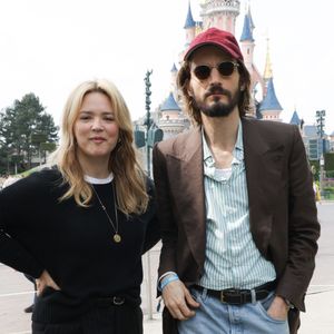 Virginie Efira et son compagnon Niels Schneider au lancement du Disney Music Festival à Disneyland Paris le 26 avril 2025. Photo par Coadic Guirec / Bestimage