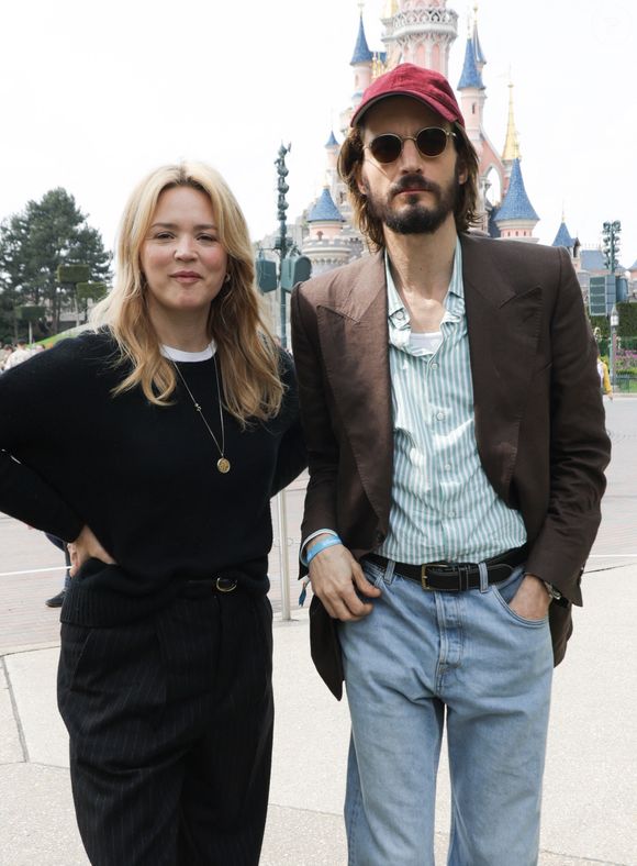 Virginie Efira et son compagnon Niels Schneider au lancement du Disney Music Festival à Disneyland Paris le 26 avril 2025. Photo par Coadic Guirec / Bestimage