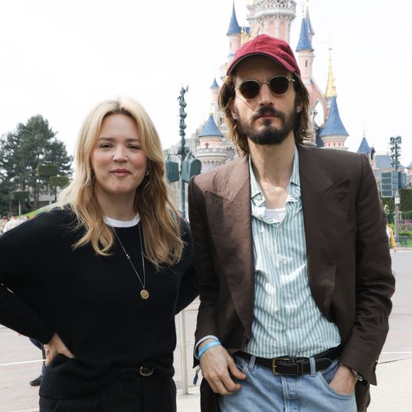 Virginie Efira et son compagnon Niels Schneider au lancement du Disney Music Festival à Disneyland Paris le 26 avril 2025. Photo par Coadic Guirec / Bestimage