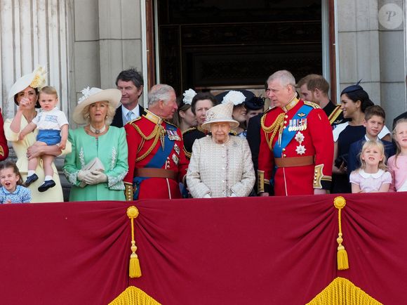 Catherine (Kate) Middleton, duchesse de Cambridge, la princesse Charlotte de Cambridge, le prince Louis de Cambridge, Camilla Parker Bowles, duchesse de Cornouailles, le prince Charles, prince de Galles, la reine Elisabeth II d’Angleterre, le prince Andrew, duc d’York, le prince Harry, duc de Sussex, et Meghan Markle, duchesse de Sussex, la princesse Beatrice d’York, la princesse Eugenie d’York, la princesse Anne - La famille royale au balcon du palais de Buckingham lors de la parade Trooping the Colour 2019, célébrant le 93ème anniversaire de la reine Elisabeth II, Londres, le 8 juin 2019. Agence / Bestimage