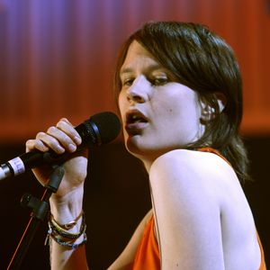 Il y a 20 ans, Camille marquait la scène musicale avec son album "Le Fil"

Archives - portrait - La Chanteuse Camille  
©JLPPA / Bestimage