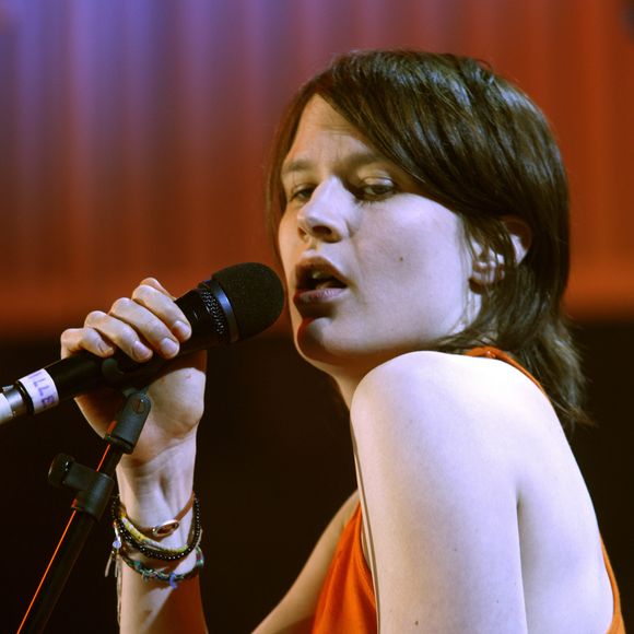 Il y a 20 ans, Camille marquait la scène musicale avec son album "Le Fil"

Archives - portrait - La Chanteuse Camille  
©JLPPA / Bestimage