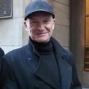 Il avait affirmé vivre près de Paris, à Senlis, où il se promenait incognito pour préserver son anonymat.

New York, NY La musicienne Rachel Fuller a été aperçue aux côtés de Sting après une représentation de "Quadrophenia, a Rock Ballet" au New York City Center à New York.

Backgrid USA / Bestimage