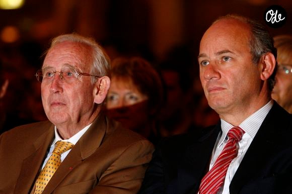 Aujourd'hui, elle aborde avec un recul lucide ce contraste saisissant entre la vie normale qu'elle a connue et le statut de milliardaire de son grand-père.

Arnaud Mulliez, président d'Auchan France, et son pere, Gerard Mulliez, fondateur du groupe lors de la ceremonie au cours de laquelle Jacques Delors, ancien président de la Commission européenne, remet l'insigne de la Legion d'Honneur a Philippe Vasseur a