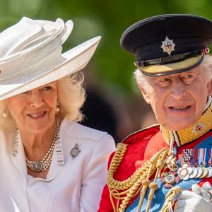La cérémonie Trooping The Colour a été impactée d'un changement de dernière minute cette année en raison d'un terrible crash d'avion

Le roi Charles III d'Angleterre et Camilla Parker Bowles, reine consort d'Angleterre, - Les membres de la famille royale britannique arrivent à Buckingham Palace pour la cérémonie Trooping the Colour à Londre
© Goff Inf / Bestimage