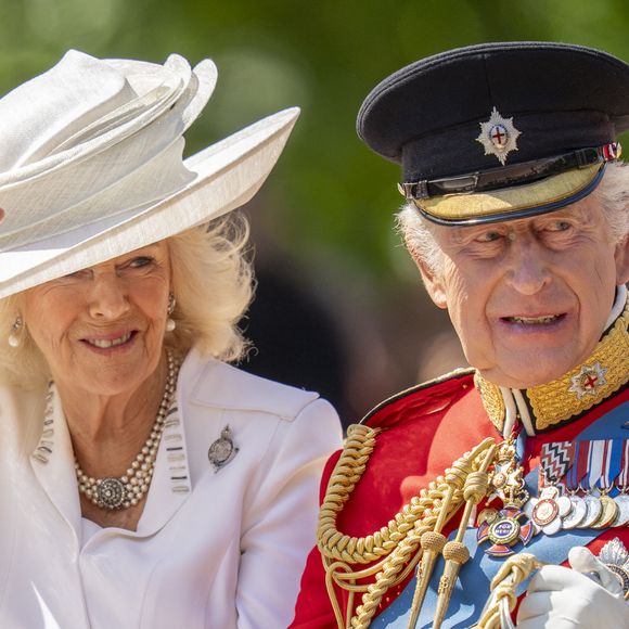 La cérémonie Trooping The Colour a été impactée d'un changement de dernière minute cette année en raison d'un terrible crash d'avion

Le roi Charles III d'Angleterre et Camilla Parker Bowles, reine consort d'Angleterre, - Les membres de la famille royale britannique arrivent à Buckingham Palace pour la cérémonie Trooping the Colour à Londre
© Goff Inf / Bestimage
