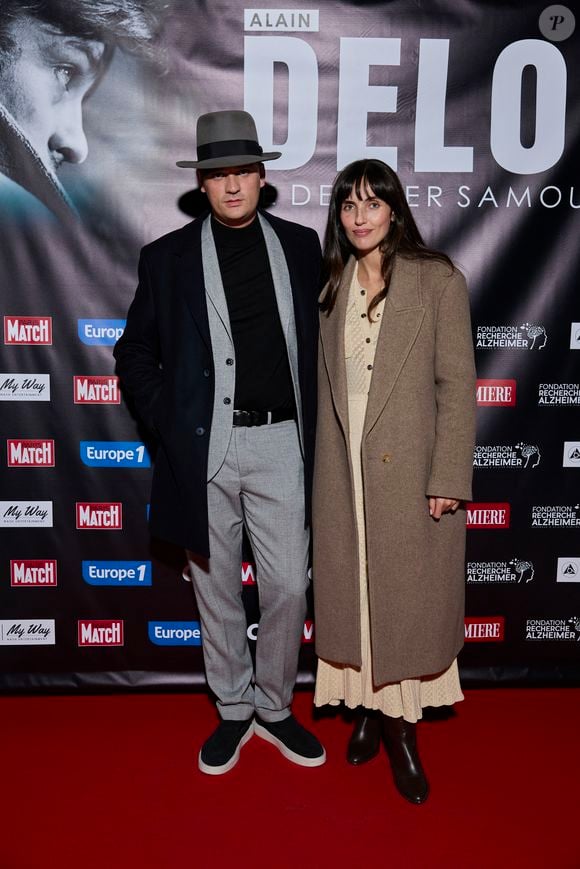 Exclusif - Alain-Fabien Delon et sa compagne Laura Bensadoun au photocall de la soirée Ciné-concert symphonique "Alain Delon, le dernier Samouraï" au Palais des congrès à Paris le 8 novembre 2024 le jour de son anniversaire.

© Jacovides / Moreau / Bestimage