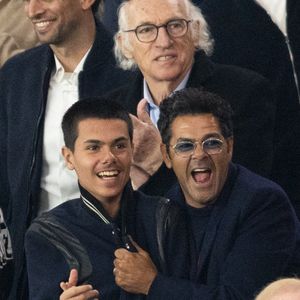 Jamel Debbouze et son fils Léon Debbouze - Célébrités dans les tribunes lors du match retour de la Ligue Des Champions 2024-2025 (LDC) "PSG - Arsenal" (2-1) au Parc des Princes à Paris le 7 mai 2025. © Cyril Moreau/Bestimage
