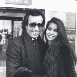 Dans son autobiographie Rag Doll, publiée en 2010, elle décrivait une relation marquée par l’emprise, le contrôle et des pratiques sexuelles qu’elle disait non consenties. 

Archives – Julio Iglesias et son amie Vaitiare Bandera à Paris en 1983. RINDOFF-PATERSON / BESTIMAGE