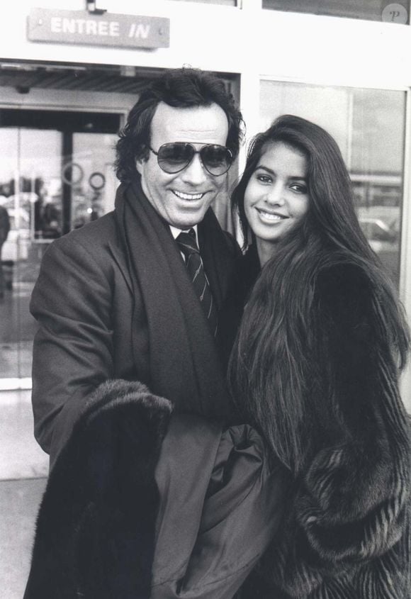 Dans son autobiographie Rag Doll, publiée en 2010, elle décrivait une relation marquée par l’emprise, le contrôle et des pratiques sexuelles qu’elle disait non consenties. 

Archives – Julio Iglesias et son amie Vaitiare Bandera à Paris en 1983. RINDOFF-PATERSON / BESTIMAGE
