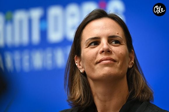 La nageuse française Laure Manaudou observe le déroulement d'une conférence de presse consacrée aux Championnats d'Europe de natation à Paris, le 16 avril 2026. Photo : Firas Abdullah/Abaca