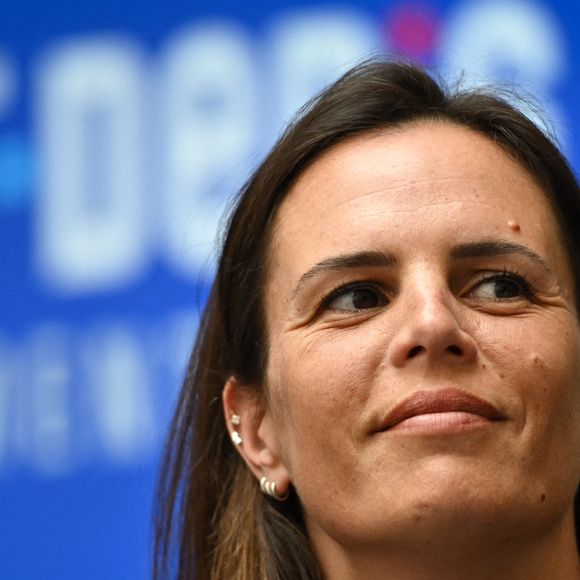 La nageuse française Laure Manaudou observe le déroulement d'une conférence de presse consacrée aux Championnats d'Europe de natation à Paris, le 16 avril 2026. Photo : Firas Abdullah/Abaca