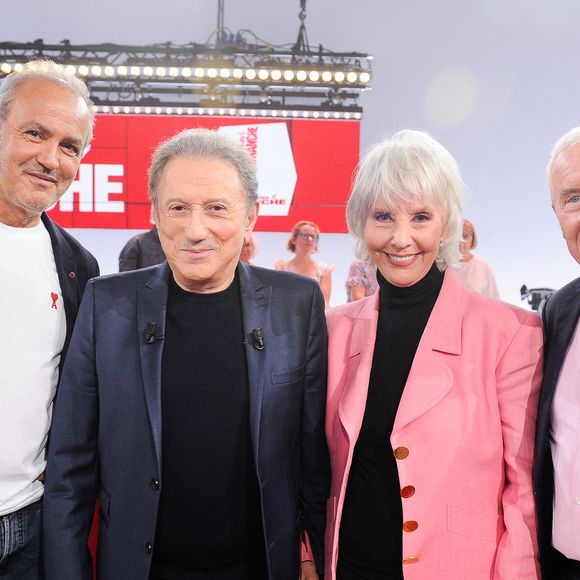 Exclusif - Roland Perez, Michel Drucker, Denise Fabre et Pierre Douglas - Enregistrement de l'émission "Vivement dimanche" au studio Gabriel, présentée par M.Drucker, et diffusée sur France 3 le 15 juin 2025.
© Guillaume Gaffiot / Bestimage