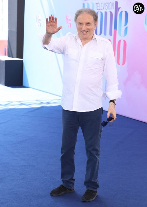 Michel Drucker - Photocall pour sa Nymphe d'honneur au Grimaldi Forum lors de la 65eme édition du Festival TV De Monte Carlo le 13 Juin 2026 © Denis Guignebourg /Bestimage